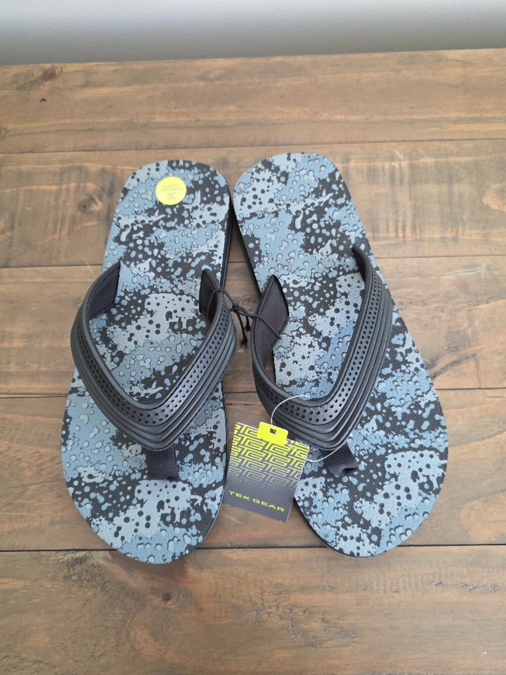 Tek Gear Digi Camo Flip Flop Boys Size M 3/4 Gray Camo New